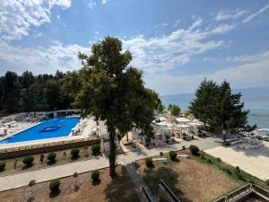 Park Elysee Lakefront Premium Apartment