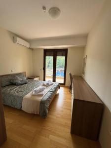 Park Elysee Lakefront Premium Apartment
