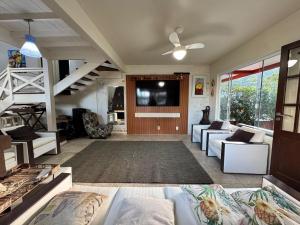 CASA PINHEIROS - Casa na Praia de Palmas com 4 Dormitórios e Piscina