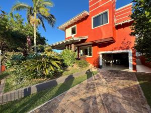 CASA PINHEIROS - Casa na Praia de Palmas com 4 Dormitórios e Piscina