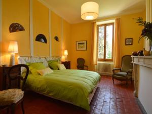 Maisons de vacances Mansion in Champvert with Pond View Terrace : photos des chambres