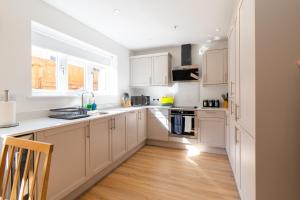 Stylish 2-Bedroom Stay withComforts of Home # 2