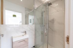 Sleek & Cozy 2BR Apartment for Your Stay # 3