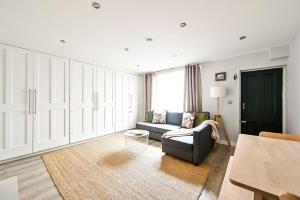 Spacious beautiful flat with private patio - Chelsea