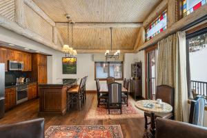 The Ritz-Carlton Club, 3 Bedroom Penthouse 4301, Ski-in & Ski-out Resort in Aspen Highlands