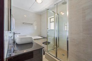 Gem in Fourways , Modern 2-Bed Apartment