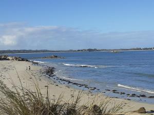 Maisons de vacances Charme & confort, Mer a 200m, grand jardin, GR34 : photos des chambres