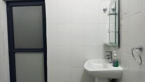 Balcony Bliss & Private Bath at Mamdalis