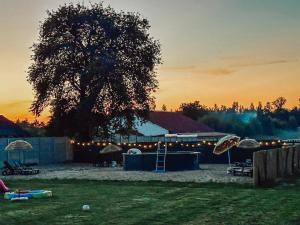 Domek nad jeziorem Wilczyńskim dla czterech osób, sypialnia z łożem małżeńskim oraz salon z rozkładanym narożnikiem