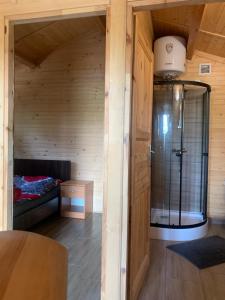 Domek nad jeziorem Wilczyńskim dla czterech osób, sypialnia z łożem małżeńskim oraz salon z rozkładanym narożnikiem