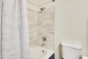 Renovated Resort Condo, 2 Mi to Silver Dollar City