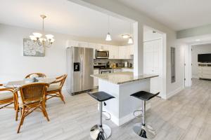 3 Mi to Siesta Key Beach Condo with Heated Pool!