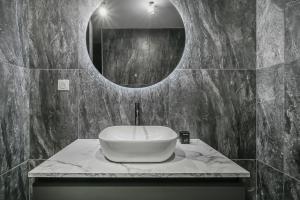Appartements Romance Me - Love Room Elegante avec Table de Massage & Pole Dance - Night & Day use : photos des chambres