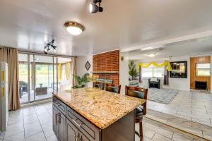 Cozy House on Meadowbrook Lake Serene, Scenic!