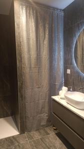 Appartements Romance Me - Love Room Elegante avec Table de Massage & Pole Dance - Night & Day use : photos des chambres