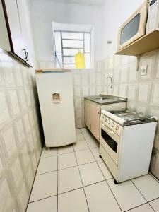 Quarto, sala, cozinha e banheiro-ar condicionado, 2 minutos da praia do Porto Da Barra- 102-40