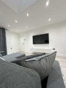 Stylish City Retreat with Views & Court Yard