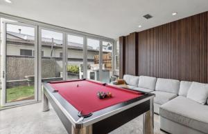 The Wave House! Custom Gem with Panoramic Views, Fire Pit, BBQ, Pool Table