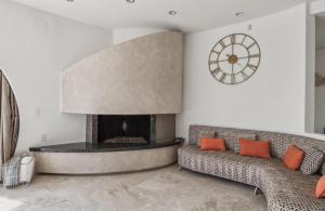 The Wave House! Custom Gem with Panoramic Views, Fire Pit, BBQ, Pool Table