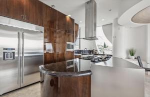 The Wave House! Custom Gem with Panoramic Views, Fire Pit, BBQ, Pool Table