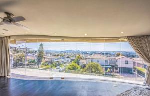 The Wave House! Custom Gem with Panoramic Views, Fire Pit, BBQ, Pool Table