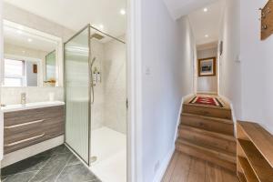 2 bed room flat near Westfield, West London