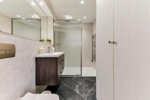 2 bed room flat near Westfield, West London