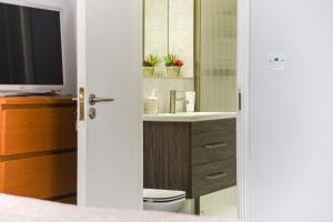 2 bed room flat near Westfield, West London