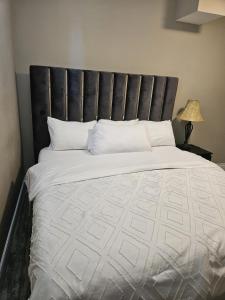 Beautiful 3 bedrooms, 2 bathrooms, 4 beds sleep 8, basement close to Falls