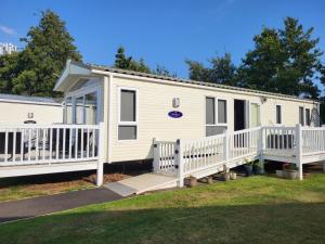 Elegant 2 Bedroom En-Suite Caravan with Bathtub near Edinburgh Seton Sands Holiday Village