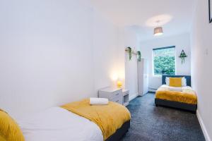 FREE parking, LARGE House for Contractors & Families, Sleeps 10, 25 mins to ALTON TOWERS