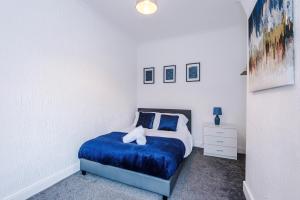 FREE parking, LARGE House for Contractors & Families, Sleeps 10, 25 mins to ALTON TOWERS