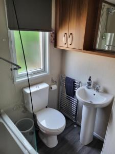 Elegant 2 Bedroom En-Suite Caravan with Bathtub near Edinburgh Seton Sands Holiday Village