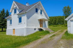 Cozy home on the island of Senja with sea views
