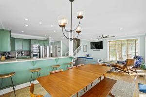 Salty Beach by Coastline Vacation Rentals