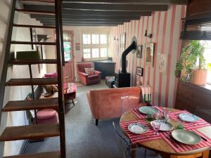 Quirky little end of terrace