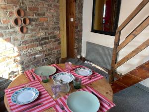 Quirky little end of terrace