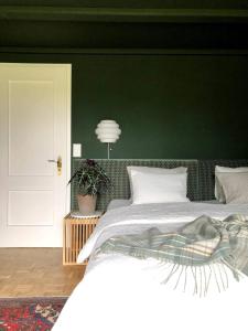 Ridiculously amazing views, cool apartment too!