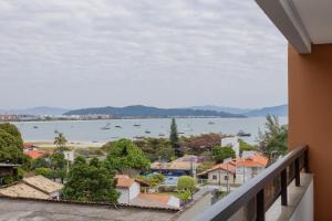 Apt de dois quartos a 50 metros da linda praia Canajure