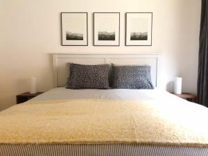 Modern Condo Queen bed with topper Fast WiFi