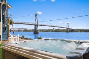 Hudson Escape W Hot Tub Bridge View