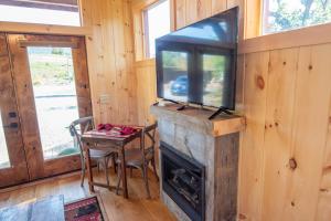 1 Mile to Downtown West Jefferson Camping Cabin #4