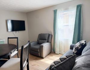 5th Street Retreat - KING 1BD-1BA Apt in Henderson