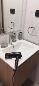 Departamento estudio con cama matrimonial y sofá cama, ideal para estadías largas