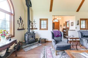 Wagon Wheel Hideaway Near Fishing in Creede!