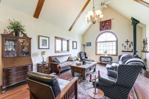 Wagon Wheel Hideaway Near Fishing in Creede!