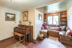 Wagon Wheel Hideaway Near Fishing in Creede!