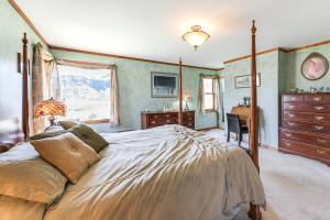 Wagon Wheel Hideaway Near Fishing in Creede!