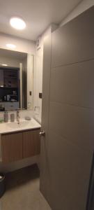 Departamento estudio con cama matrimonial y sofá cama, ideal para estadías largas