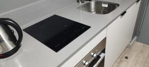 Departamento estudio con cama matrimonial y sofá cama, ideal para estadías largas